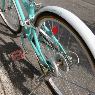 6段階変速ギア付き自転車✨24インチ　ジュニア向けサイズ✨ハワイアンデザイン✨ペールグリーン×ホワイト✨鍵ありタイプ✨中古品の画像