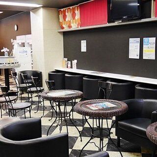 夜行バスVIPライナー待合室でバス出発や到着時の受付、販売など業務全般の画像