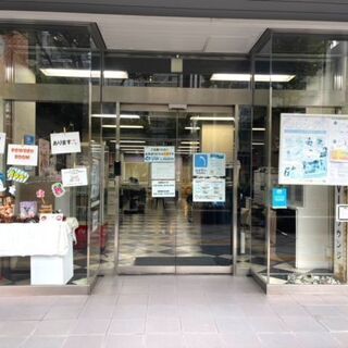 夜行バスVIPライナー待合室でバス出発や到着時の受付、販売など業務全般の画像