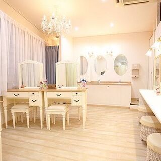 夜行バスVIPライナー待合室でバス出発や到着時の受付、販売など業務全般の画像