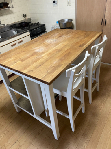 ダイニングテーブルとイス3脚