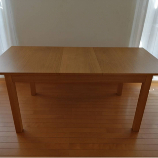 IKEAのダイニングテーブルの画像
