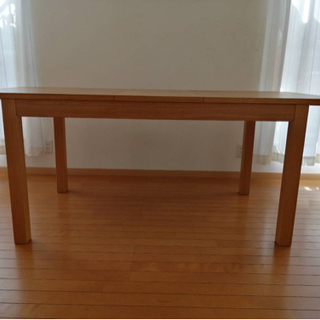 IKEAのダイニングテーブルの画像