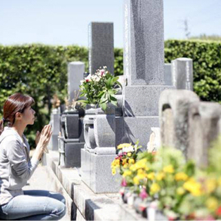 お墓参り代行（墓石清掃•周辺の雑草除去•お花、線香お供え）