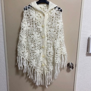 白のオシャレポンチョ。軽くて温か♪