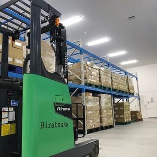 お菓子工場のフォークリフト作業員の画像