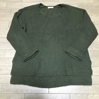 earth music＆ecolojy カーキのVネックリブ編み長袖ニット　サイズFの画像