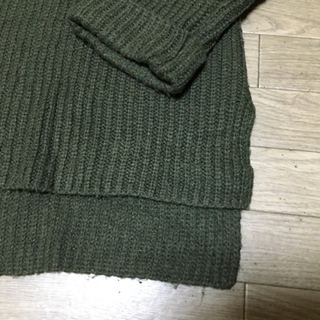 earth music＆ecolojy カーキのVネックリブ編み長袖ニット　サイズFの画像