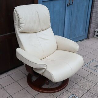 北欧ノルウェーのメーカーHjellegjerde(イエリアーダ) SCANSITシリーズ 本革リクライニングチェア&オットマンです。上質なレザーと北欧スタイルのデザインがモダンなパーソナルチェアです。BI406の画像