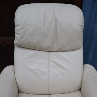 北欧ノルウェーのメーカーHjellegjerde(イエリアーダ) SCANSITシリーズ 本革リクライニングチェア&オットマンです。上質なレザーと北欧スタイルのデザインがモダンなパーソナルチェアです。BI406の画像
