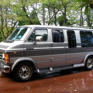 キャンピングカー ８人乗り  電動式のソファーベッド付き ／ 大人 ⇔ 車体横向き３人就寝ベッドの画像