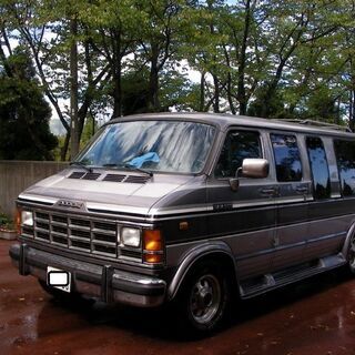 キャンピングカー ８人乗り  電動式のソファーベッド付き ／ 大人 ⇔ 車体横向き３人就寝ベッドの画像