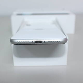 第2世代Apple iPhone SE 128GB MXD12J/A Model A2296 SIMフリー　ホワイト