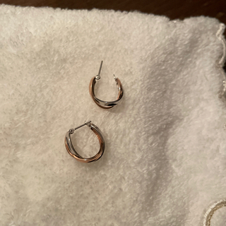 【取引中】ゴールドとシルバーのコンビのピアス