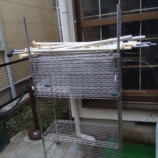 ワイヤーラックと骨組みプラス突っ張り棒の画像