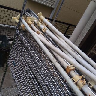ワイヤーラックと骨組みプラス突っ張り棒の画像