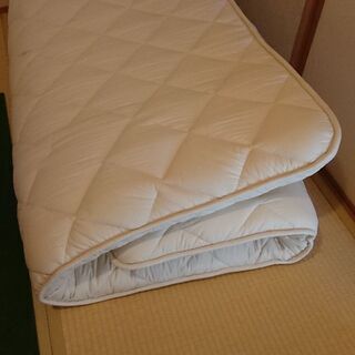 布団四点セット（敷き布団、掛け布団２、枕）