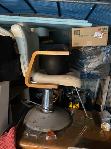 【値下げしました！】美容室・床屋さん用カットチェア2台まとめて！