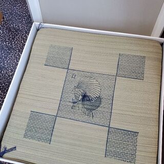 【新品未使用、箱破れ有】芹沢銈介模様　い草座布団の画像