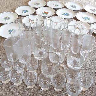 ガラス食器とブランデーグラスと陶器皿セットの画像