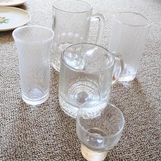 ガラス食器とブランデーグラスと陶器皿セットの画像