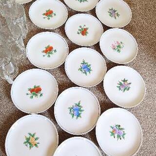 ガラス食器とブランデーグラスと陶器皿セットの画像