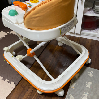 値下げしました☆コンビ　玩具付き　ベビー歩行器の画像