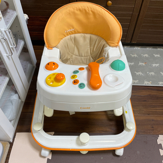 値下げしました☆コンビ　玩具付き　ベビー歩行器の画像