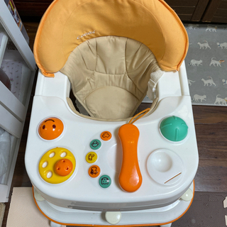 値下げしました☆コンビ　玩具付き　ベビー歩行器の画像