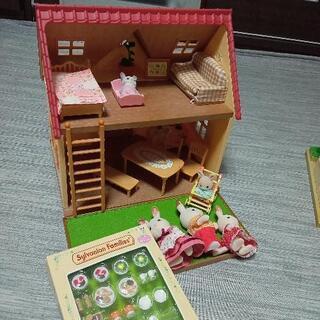 赤い屋根のおうち、人形や小物セットで。