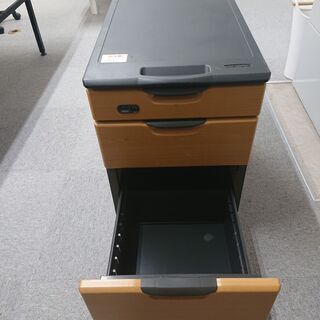少し大きめの机そで引き出しの画像