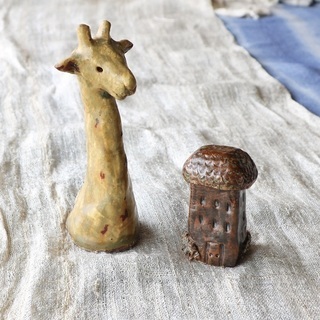 キリンとキノコの置物の画像