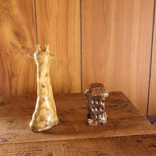 キリンとキノコの置物の画像