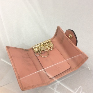 GUCCI グッチ シマライン ピンクレザー ハートモチーフ 6連キーケースの画像