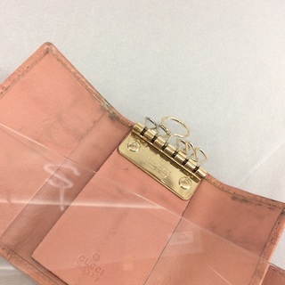 GUCCI グッチ シマライン ピンクレザー ハートモチーフ 6連キーケースの画像