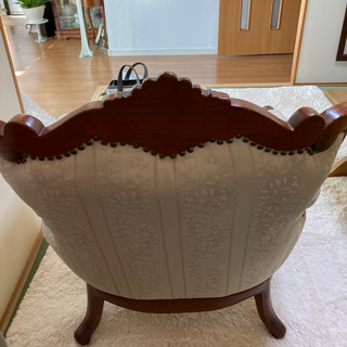 豪華イタリア製木彫細工の入ったゆったり一人がけソファーの画像