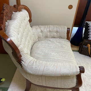 豪華イタリア製木彫細工の入ったゆったり一人がけソファーの画像