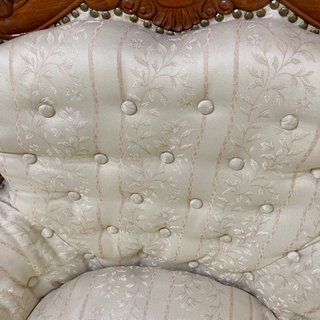 豪華イタリア製木彫細工の入ったゆったり一人がけソファーの画像