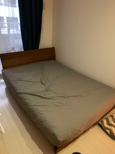 マスターウォール　ベッドとマットレス