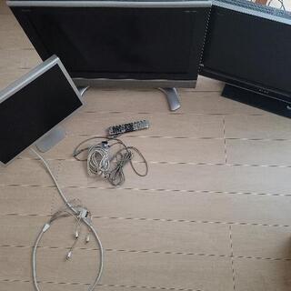 テレビ２台　Apple Cinemaディスプレイ