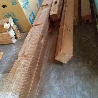 倉庫の棚で使っていた廃材を譲ります。
