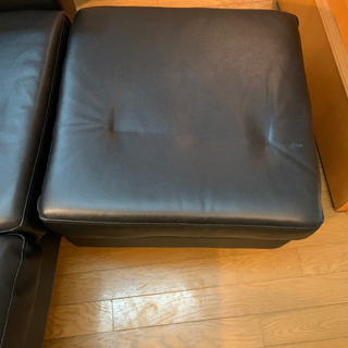 【美品】☆【激安】 組み立て式 ソファ クッション2つ 足置き付き ブラック レザーの画像