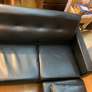 【美品】☆【激安】 組み立て式 ソファ クッション2つ 足置き付き ブラック レザーの画像