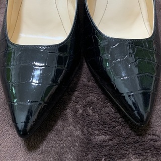 新品未使用　L'famme 黒エナメルパンプスの画像