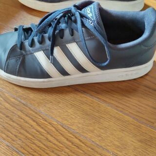 テニスシューズ　２７センチの画像