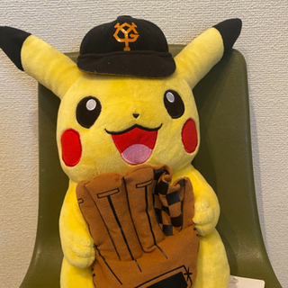 巨人の野球帽を被ったピカチュウのぬいぐるみ