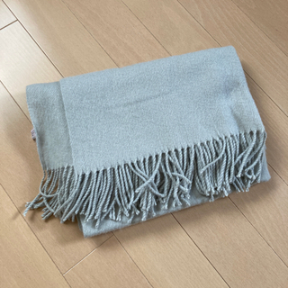 薄いグレーのマフラー　差し上げます