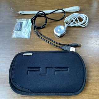 PSP、ソフト5枚、付属品の画像