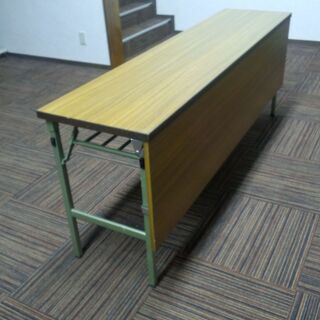  多目的用の折りたたみ式の机の画像