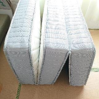 美品★三つ折りスプリングコイルマットレスの画像